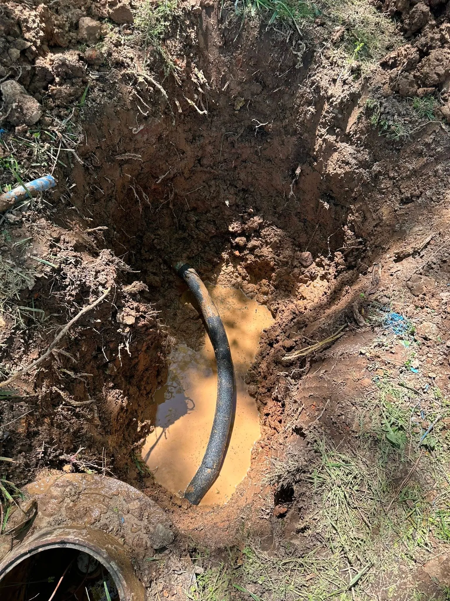 Underground pipe repair in a deep excavation